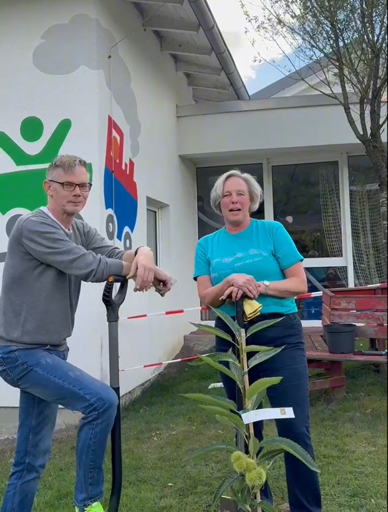 Baumpflanzaktion  beim Kindergarten Lummerland in Delecke